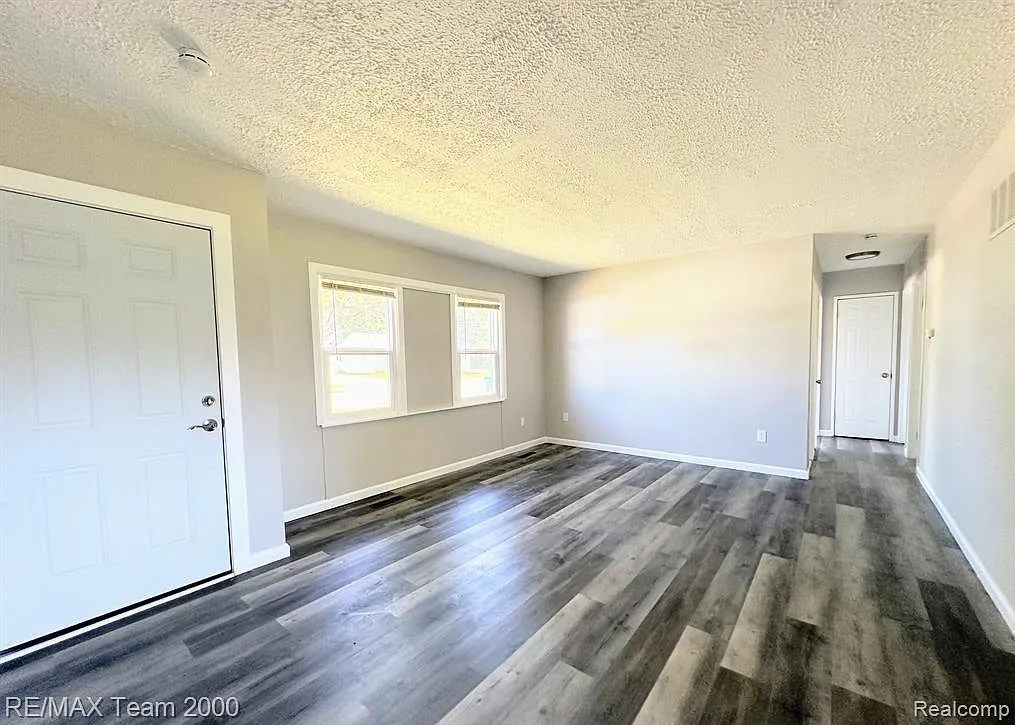 3 bed, 1.0 bath, 1351 sqft, $1,650 — Photo 3