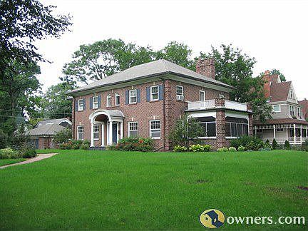 A Stately Colonial in Oak Park