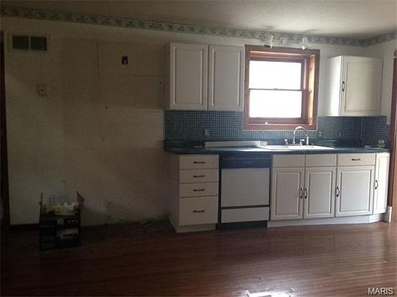 5th image of 415 La Haye St