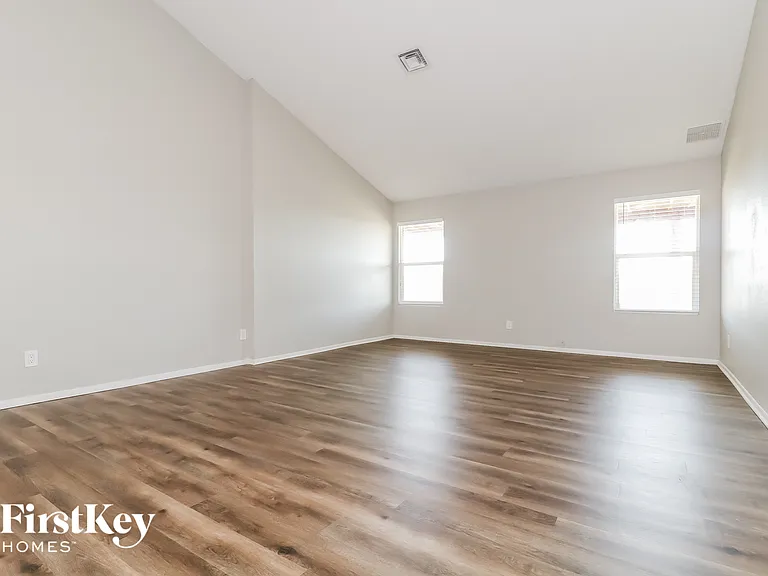 6543 W Kings Ave — Photo 3