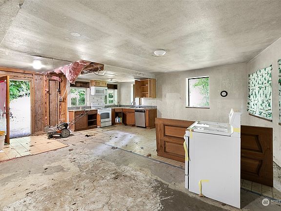 5th image of 4049 Rainwood Drive NW