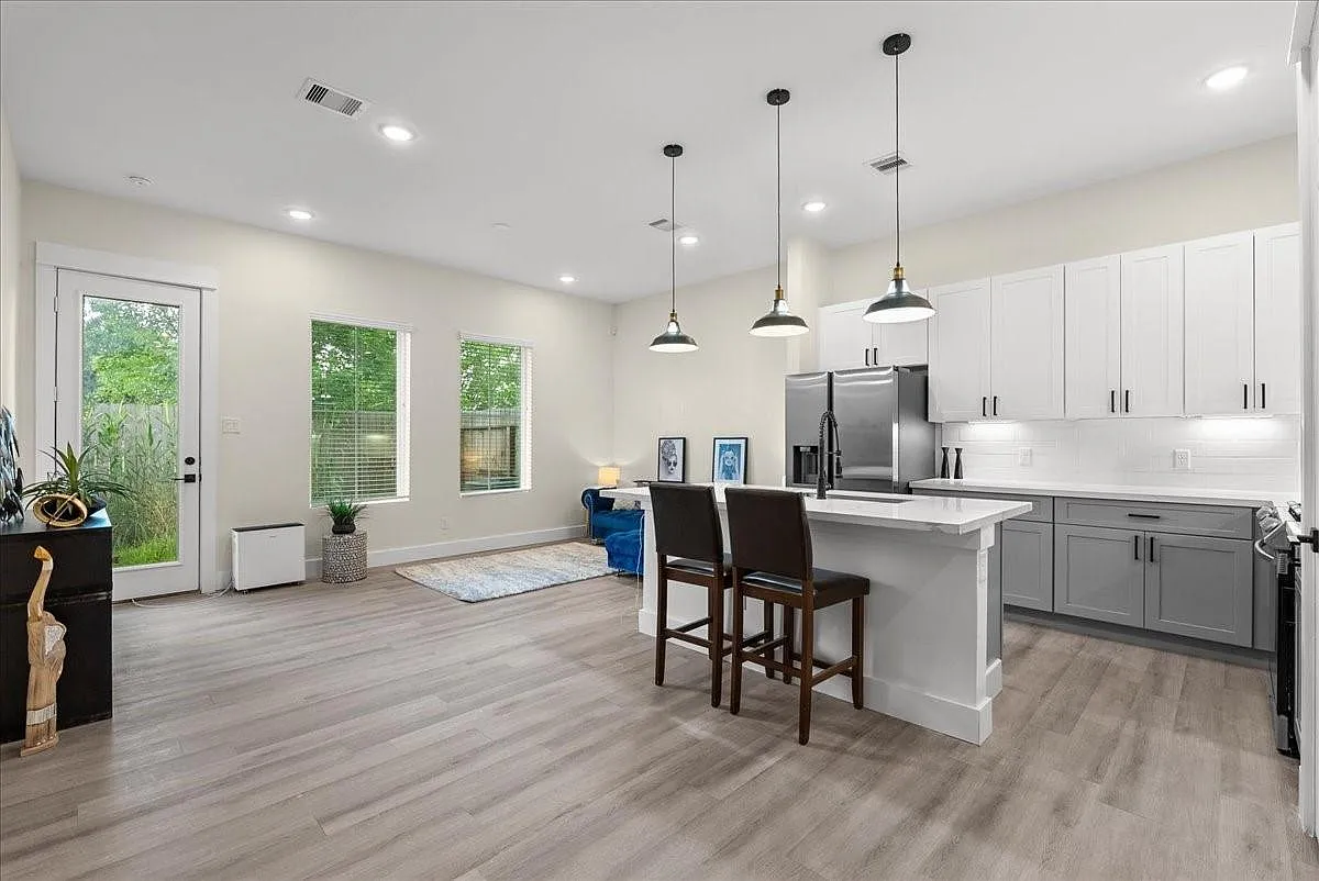 3 bed, 2.5 bath, 1598 sqft, $2,200 — Photo 3