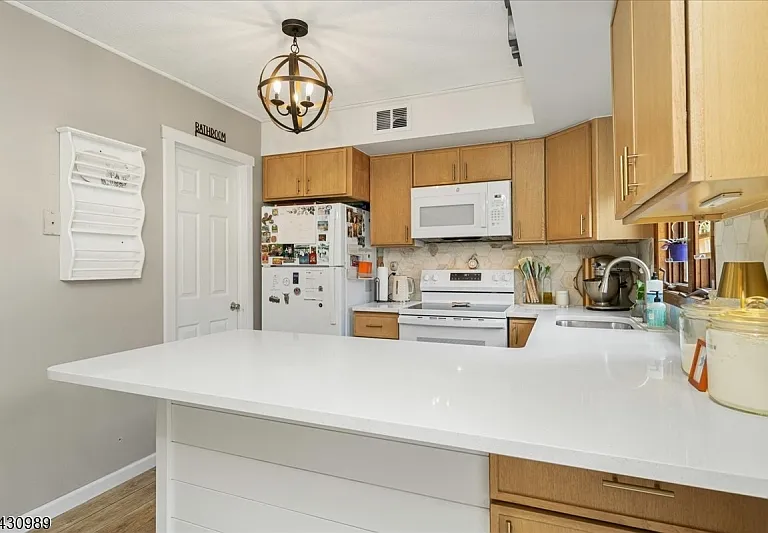 204 Dakota Dr — Photo 8