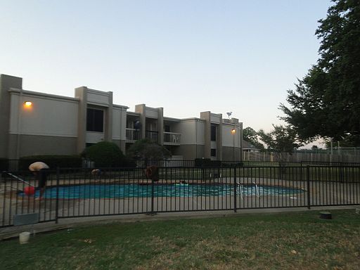 3rd image of 2401 Yorkstown Dr APT 210