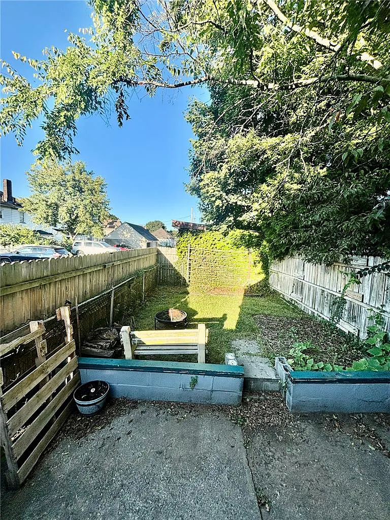 3 bed, 1.0 bath, 672 sqft, $1,750 — Photo 3