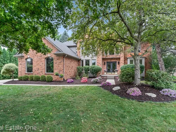 1816 Sudbury Ct, Rochester Hills, MI 48306