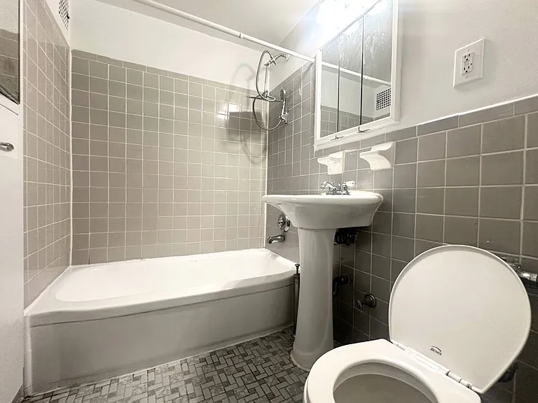 22410 Jamaica Ave #3E — Photo 7