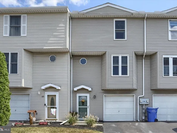 221 Chartwood Dr, Harrisburg, PA 17111