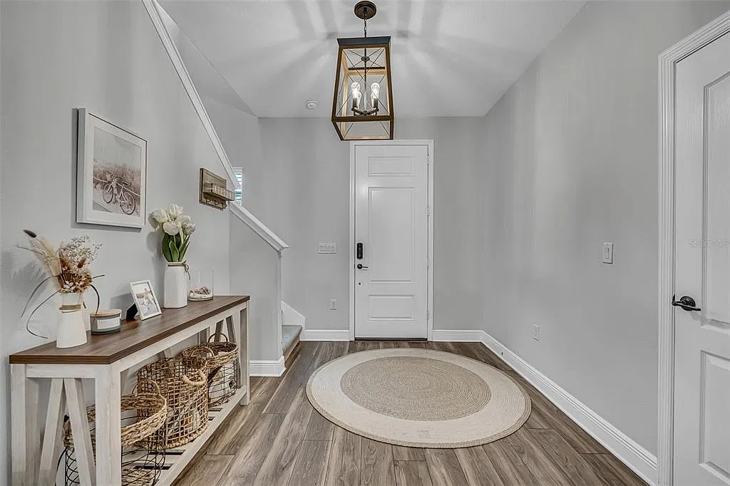 4 bed, 2.5 bath, 2496 sqft, $4,000 — Photo 3