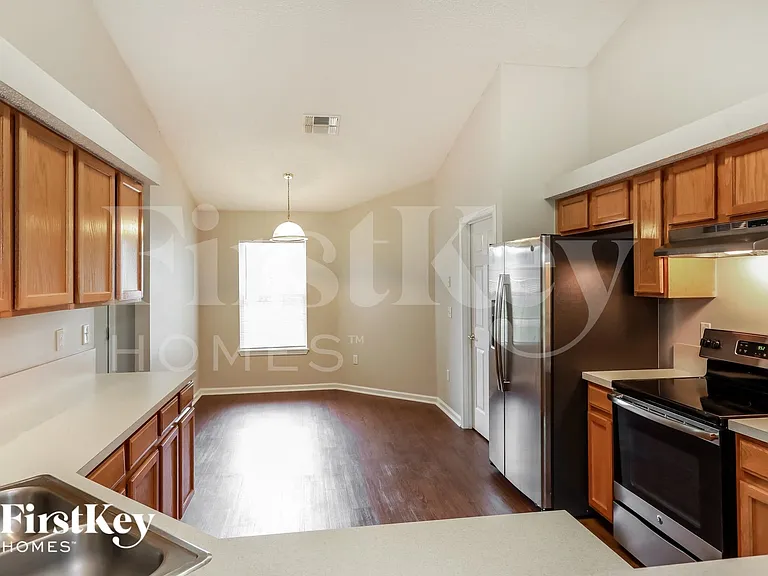 1220 Maclaren St — Photo 8