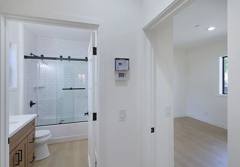2121-2123 Glenada Ave #2121 — Photo 13