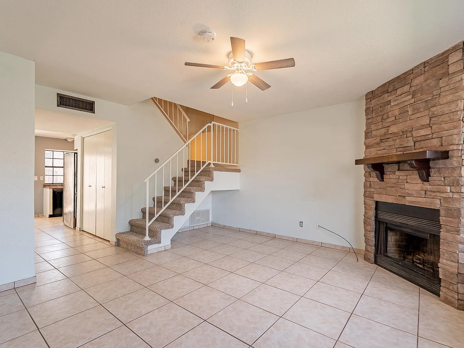2 bed, 2.5 bath, 1046 sqft, $1,795 — Photo 3