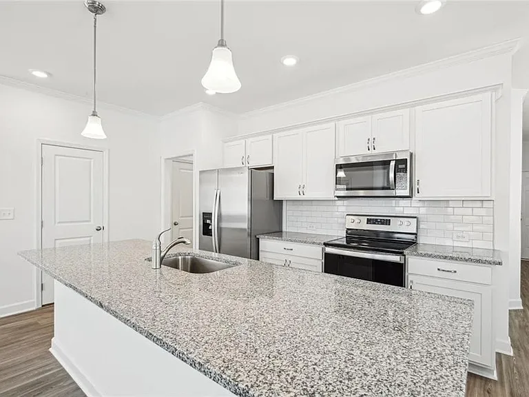 5068 Woodland Hls — Photo 2