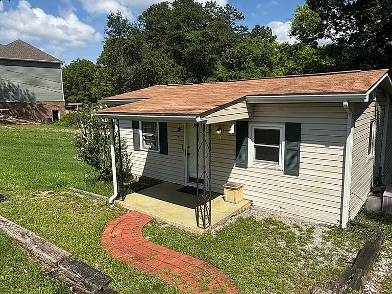 811 Murray Dr — Photo 1