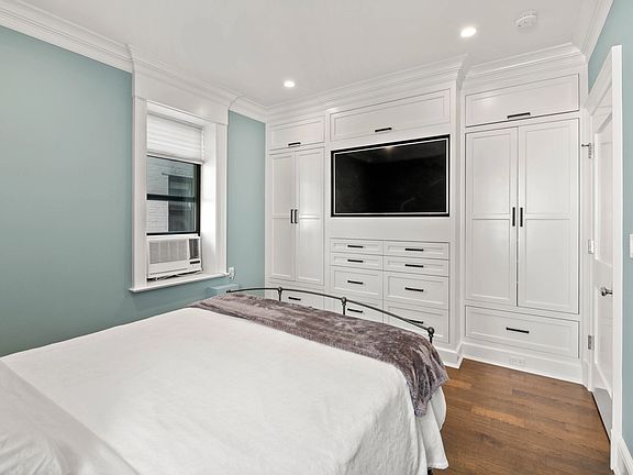 5th image of 4142 42nd St APT 5R