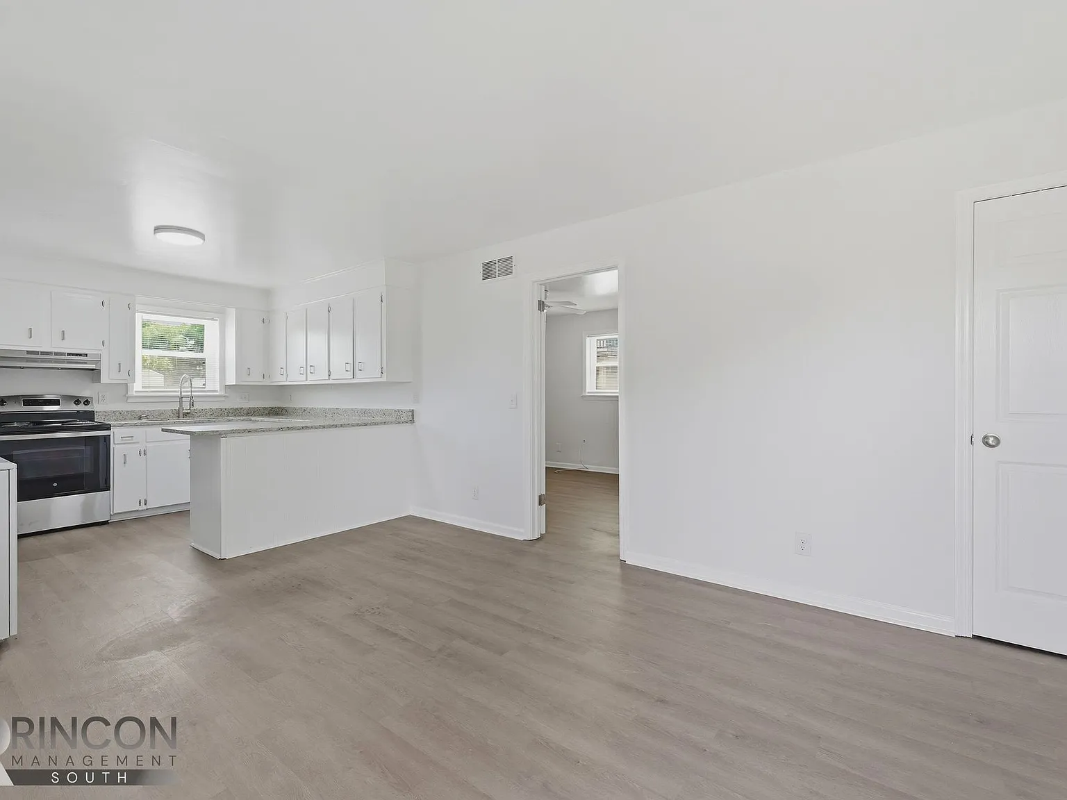 Fully Renovated 2 Bedroom Apartment - Near Park Circle — Photo 3