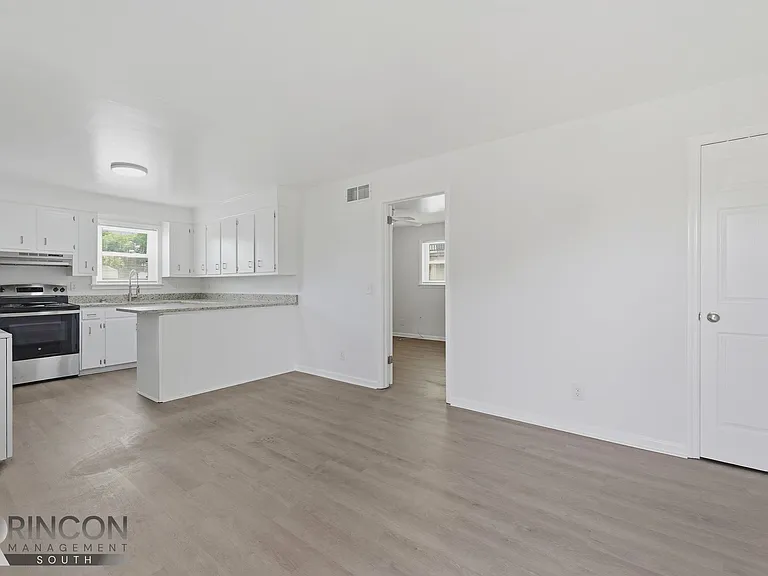 4025-4031 Bamberg Ave — Photo 3