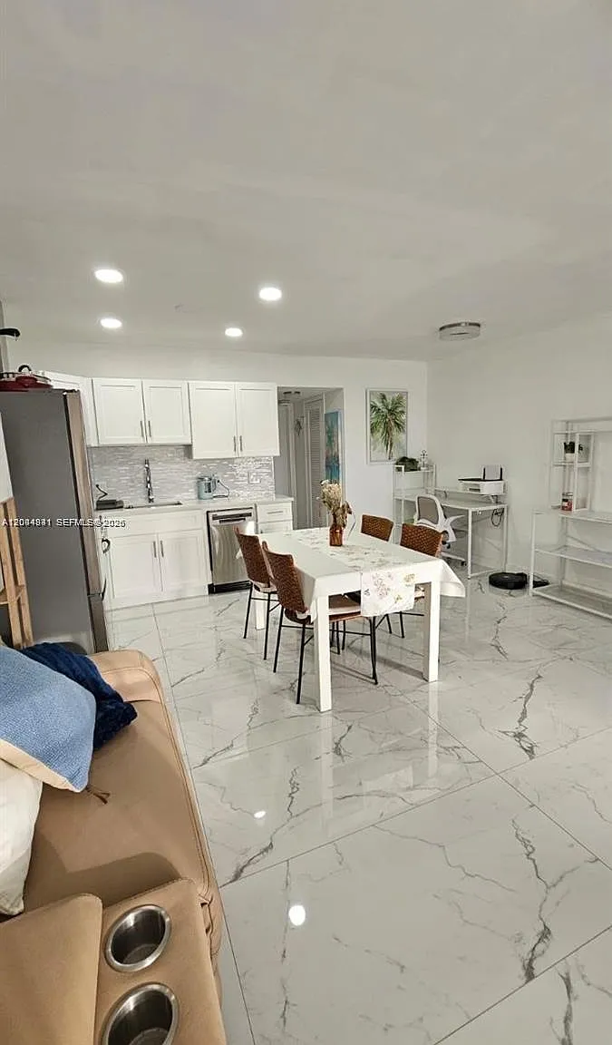 Oakridge S Condo — Photo 4
