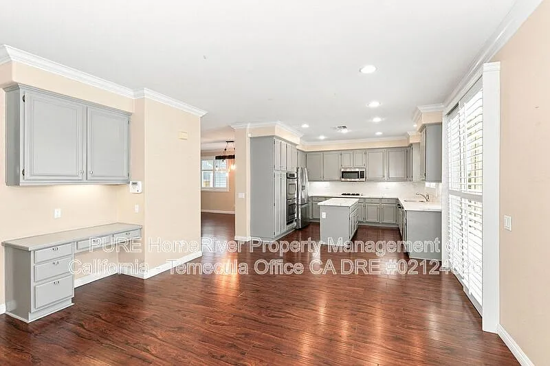 5 bed, 4.0 bath, 3273 sqft, $4,400 — Photo 3