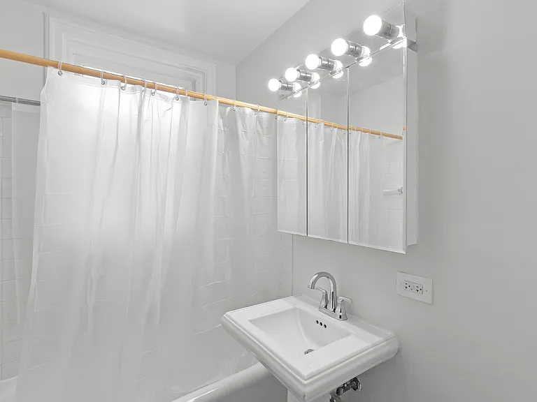 534 W Startford Pl — Photo 59