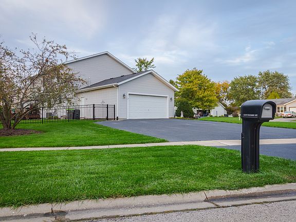 Large side Driveway, 2-car garage