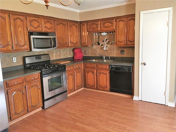 3rd image of 2934 Meadow Park Dr