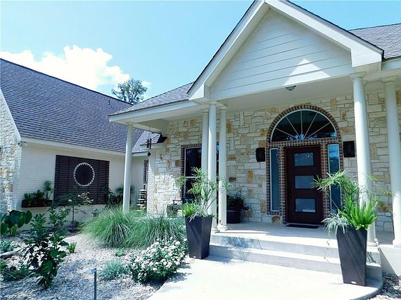 3rd image of 330 Arbors Cir