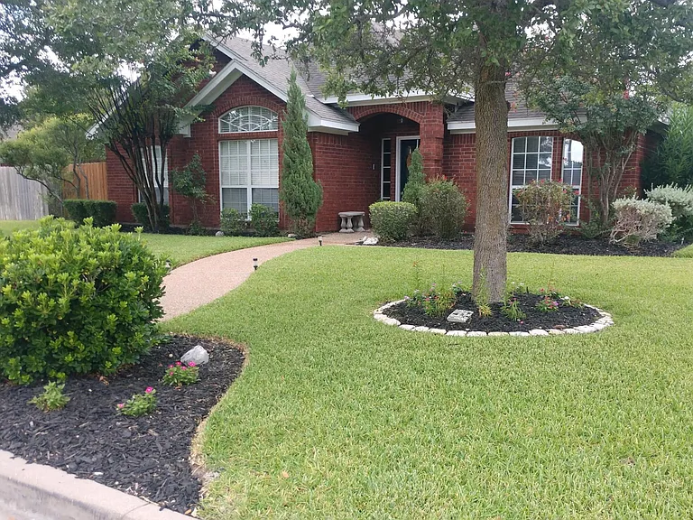 904 Oakmont Dr — Photo 4