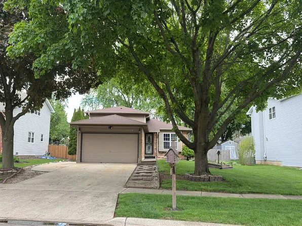 834 River Dr, Carol Stream, IL 60188