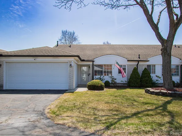 712 Country Club Dr, Saint Clair Shores, MI 48082