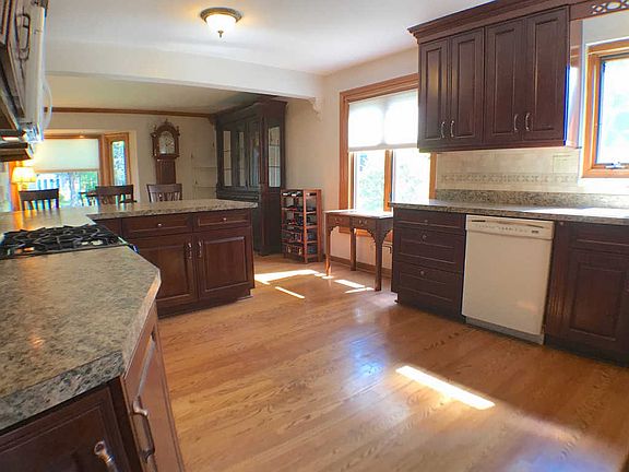 4th image of 358 S Newbury Pl
