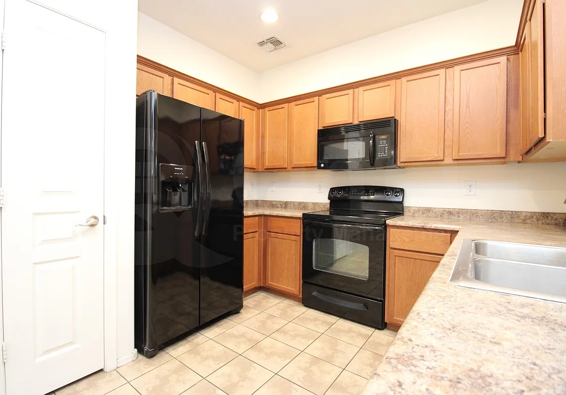 3 bed, 2.5 bath, 1564 sqft, $2,095 — Photo 3