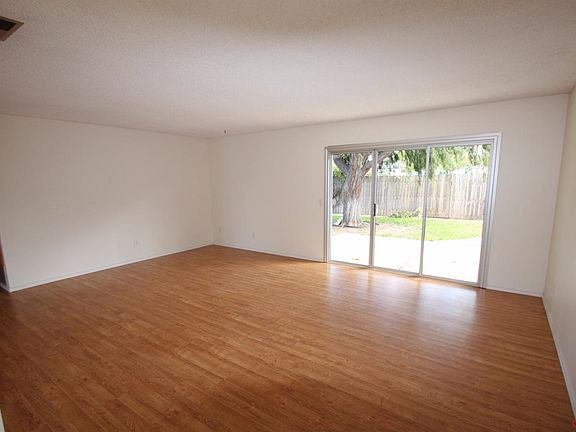 3rd image of 1281 Drake Cir