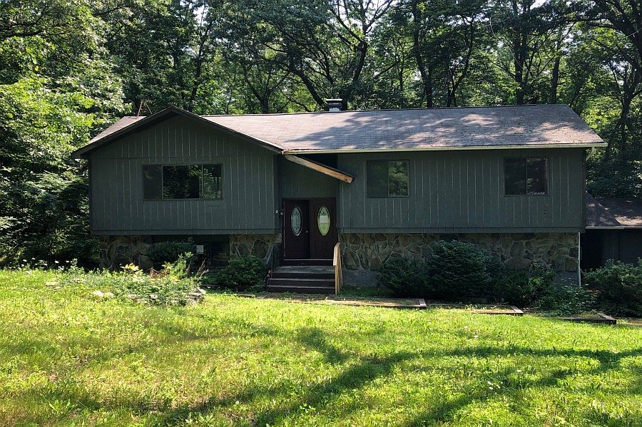 1st image of 6 Nancy Dr