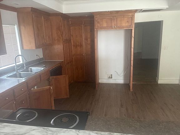 4th image of 209 Park St W