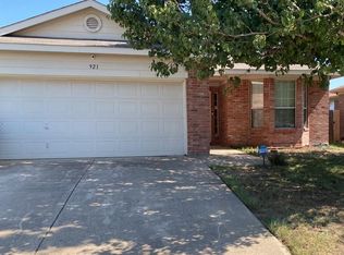 921 Buffalo Springs Dr, Fort Worth, TX 76140