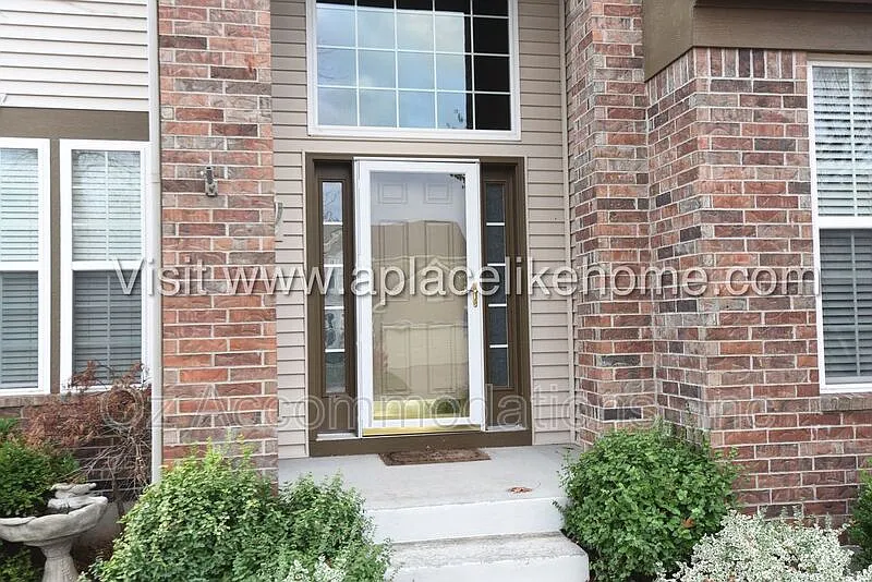 4 bed, 5.0 bath, 4315 sqft, $3,695 — Photo 4
