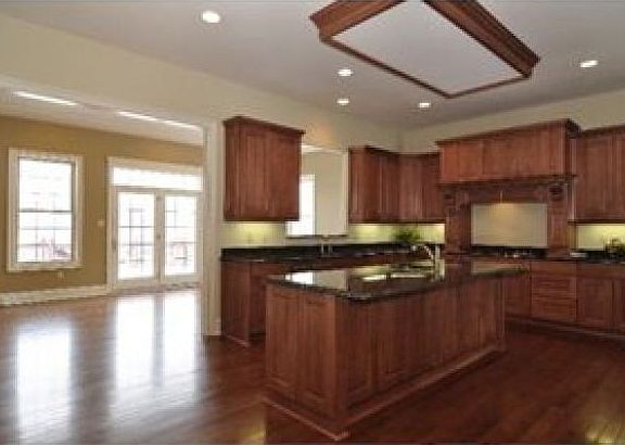 5th image of 305 Buckingham Dr