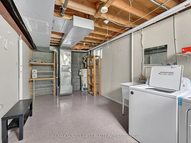 877 Muirfield Cres — Photo 32