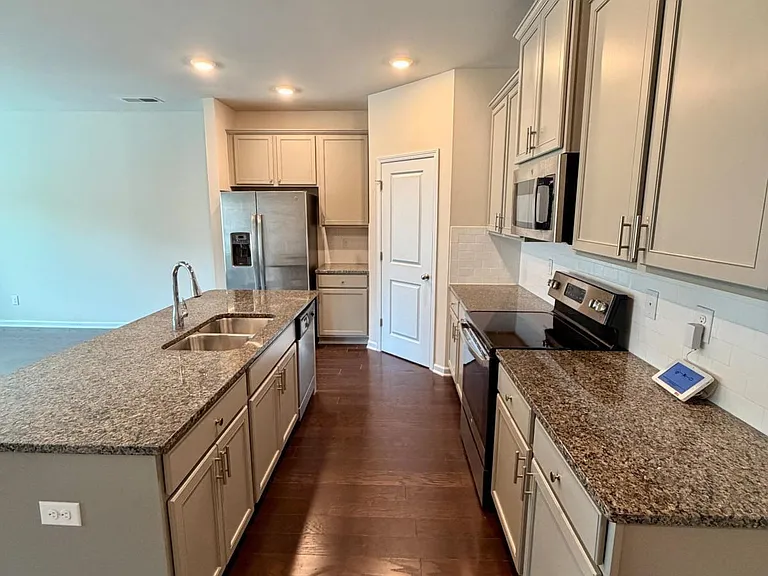 7091 Gladstone Cir — Photo 3