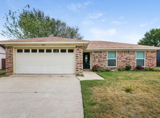 5907 Willow Crest Dr, Arlington, TX 76017