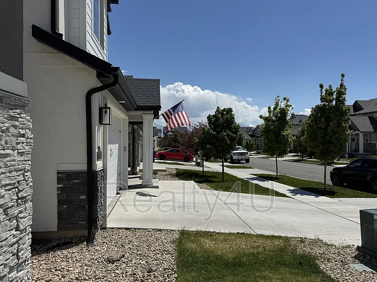 138 E Crown Point Dr — Photo 22