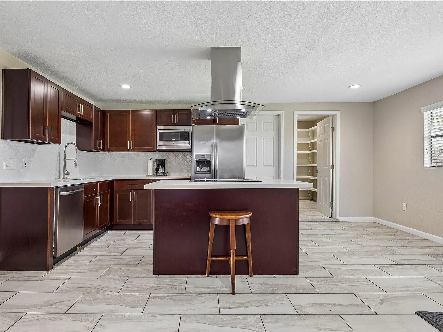 5 bed, 3.5 bath, 3044 sqft, $4,200 — Photo 3