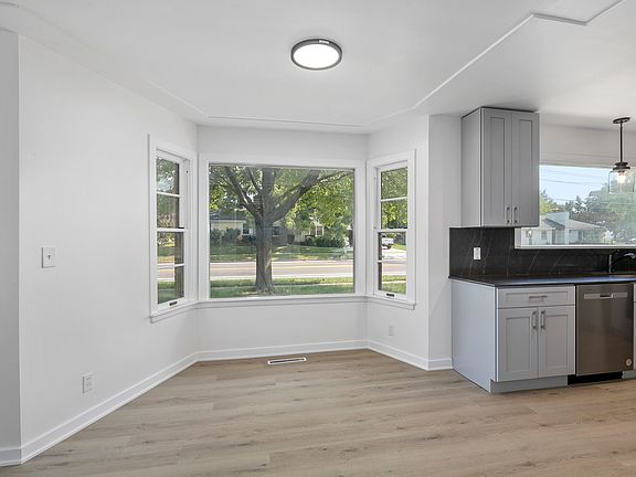 5th image of 2635 Fuller Ave NE