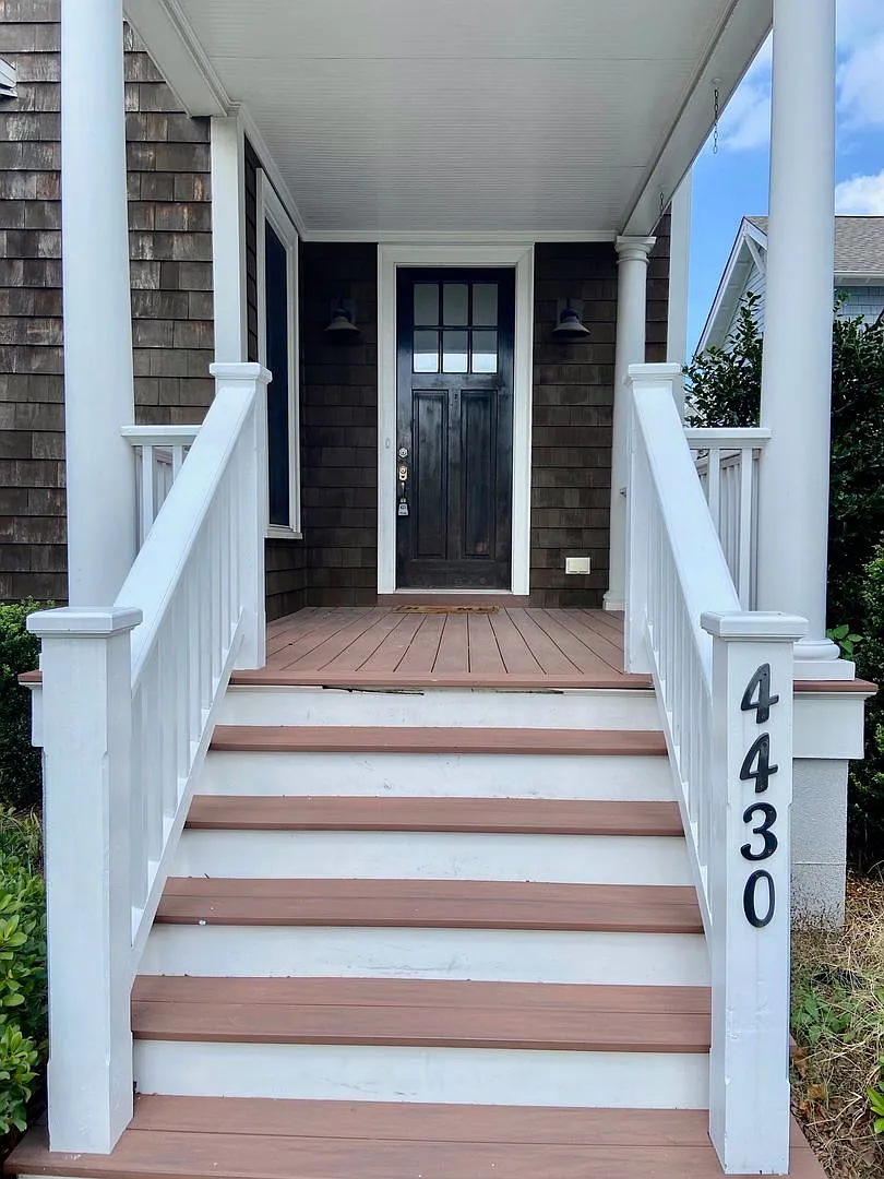 Gorgeous 4BD/3.5BA Coastal Cottage in East Beach- Full Guest House above Garage/ Blocks to the Be... — Photo 2