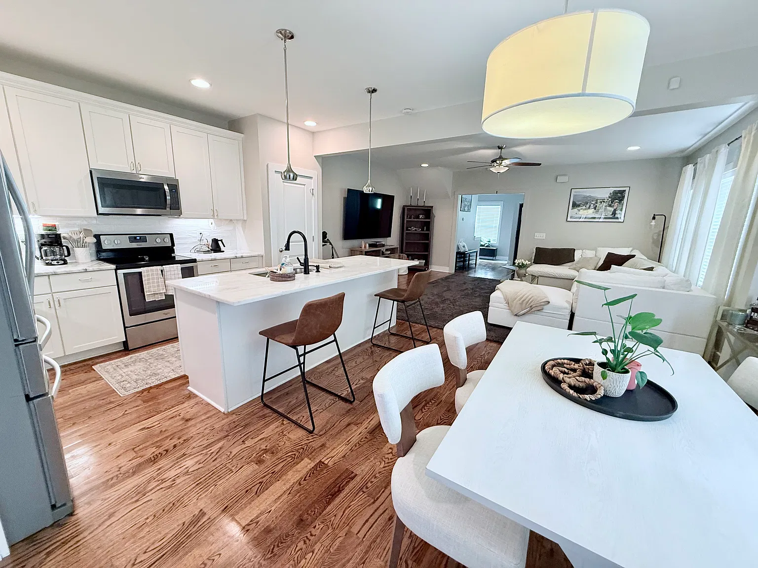 3 bed, 2.5 bath, 1687 sqft, $3,200 — Photo 2