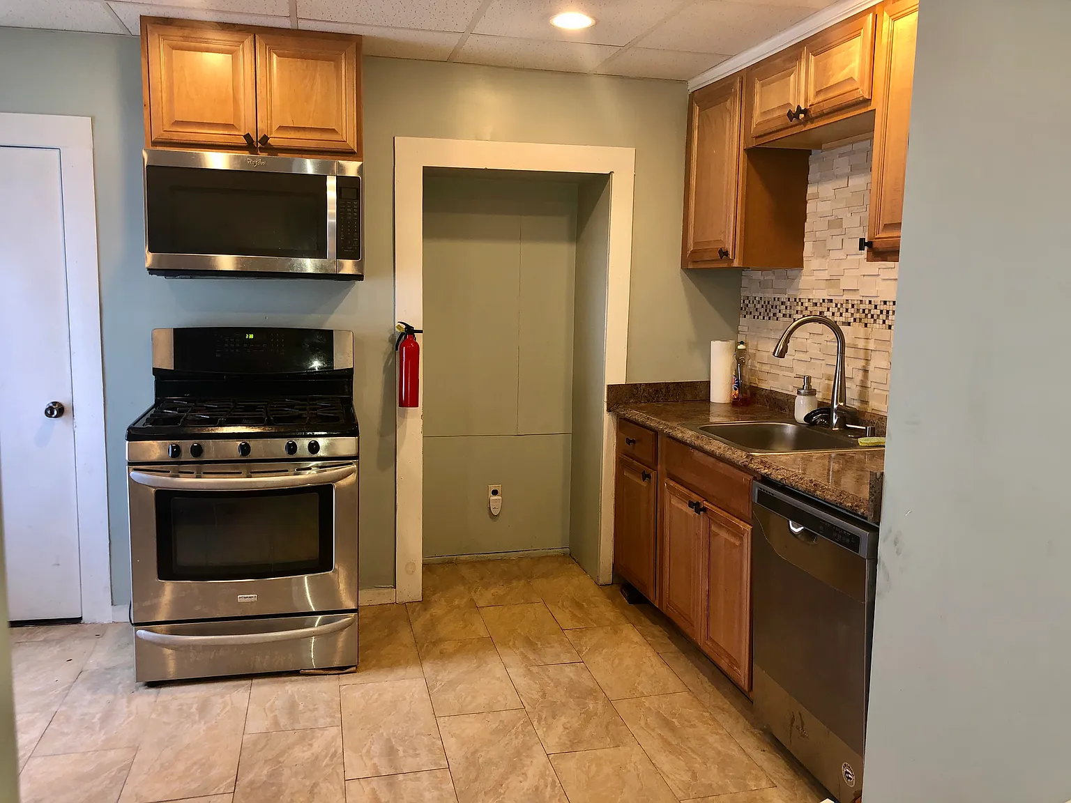 4 bed, 2100 sqft, $2,750 — Photo 3