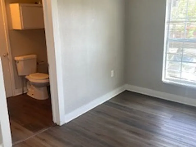 1021 W Shirley St — Photo 6