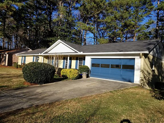 Plenty of space in driveway along with 2 car garage