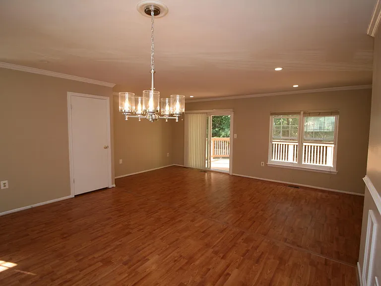 512 Suffield Dr — Photo 3